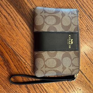 Coach wristlet signature pattern leather
Zip-top closure, fabric lining